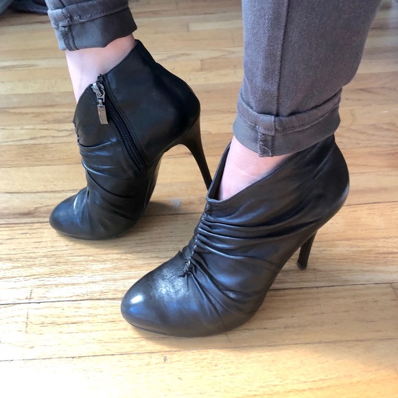 Guess Black Leather Side Zip Ankle Boot Sz 6.5 - Picture 1 of 8